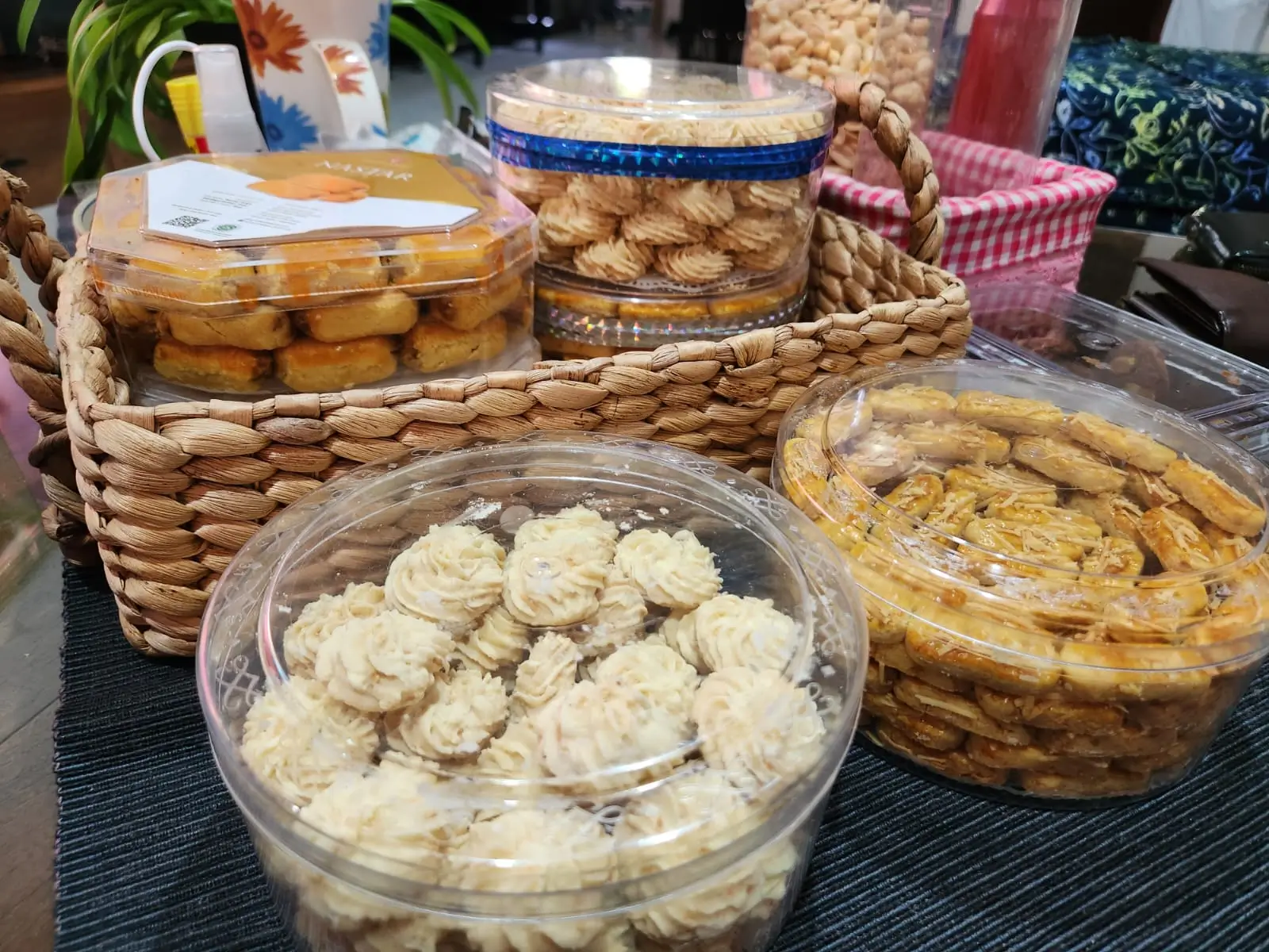 Lupi Gerai Kue: Santapan Hangat yang Menemani Setiap Langkah di Cilacap